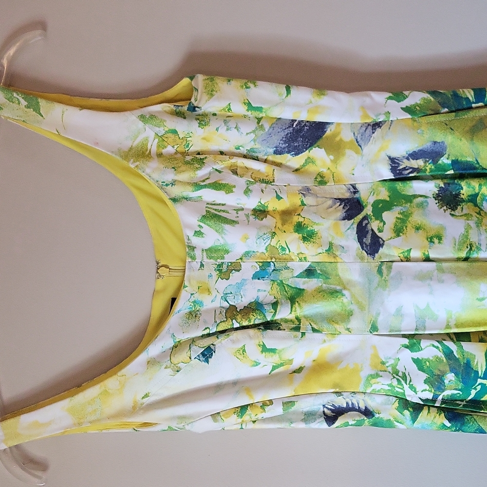 Floral pattern dress with pockets Size 4 - Picture 6 of 6